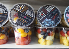 Due nuove proposte a marchio FrescoSenso: mix di frutta fresca con datterini gialli e rossi.