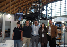 Team Cosmec. L'azienda produce macchine automatizzate per la lavorazione dell'ortofrutta combinando innovazione e rispetto per l'ambiente.