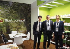 Aldo e Aroldo Mastrogregori, insieme a Patrizia Vannini, della Mastrogregori di Vallerano (VT), azienda che opera nel settore della lavorazione e commercializzazione di castagne e marroni da oltre 40 anni.