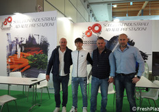 Parte del team della Stocchero Macchine. Secondo da destra, il titolare Donato Stocchero. "I nostri prodotti sono progettati per aiutare ad automatizzare i processi di produzione".