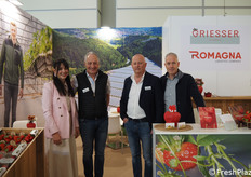 Parte del team dell'azienda altoatesina a conduzione familiare Griesser, dedita alla produzione di fragole da ormai tre generazioni: Carolin ed Edmund Griesser, Martin Künig e Markus Griesser.