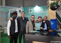 Team della 4ESSE. L'azienda, con sede a Cirò Marina, in provincia di Crotone (Calabria), ha brevettato nel 2021 una nuova canalina in plastica per la coltivazione fuori suolo di fragole, pomodori e altre colture.