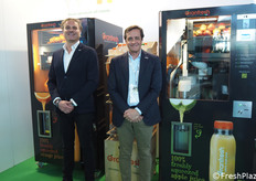 Enrico Musumeci (export manager) e Mario Paoluzi (CEO) della siciliana Oranfresh mostrano la novità lanciata per la GDO: un distributore automatico refrigerato di succo di mela.