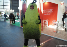 Tra le corsie della Hall D5, incontriamo anche la mascotte della pera Conference.