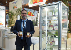 Andrea Farnedi, CEO dell'azienda Vivo di Cesena, mostra le novità aziendali: i germogli si trasformano in patè e giardiniera.