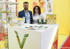 Attilio e Serena Villari del Gruppo Villari di Roccalumera (ME). Nel corso degli anni, l'azienda ha spaziato dal fresco al trasformato e sviluppato nuovi concept innovativi: le caramelle con succo di agrumi Le Perle; le marmellate gourmet; il succo 100% limone bio; le fette disidratate di agrumi bio.