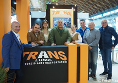 Al terzo giorno di fiera, tra impegni serrati e agenda piena, il team del Consorzio autotrasportatori Trans Lusia trova comunque il tempo per un sorriso davanti all'obiettivo.