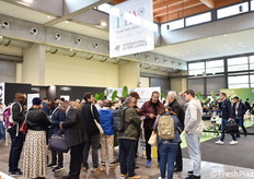 Visitatori durante il primo giorno di fiera.