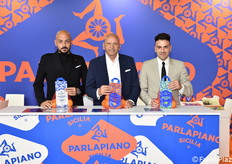 Vincenzo, Biagio e Paolo Parlapiano, ancora una volta a Macfrut per far conoscere l'Arancia di Ribera DOP. La campagna arancicola 2025/2026, appena conclusa, ha registrato un trend più che positivo. Parlapiano Sicilia ha riconfermato il proprio primato nella vendita dell'Arancia di Ribera D.O.P., unica in Italia per le sue caratteristiche organolettiche, con 7.718.619 di kg lavorati di produzione certificata (dati ufficiali MIPAAF), nonostante la stagione più corta.