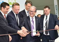 Ed è arrivato il momento dell'immancabile taglio del nastro!