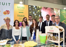Tanti sorrisi allo stand Granfrutta Zani. Da sinistra: Elisa Zani, Barbara Luciello, Elisa Minardi, Giusi Ricci, Antonio Zani, Giulia Zani, Sandro Zani, Christian Donati, Enrico Silighini e il presidente Giuliano Donati.