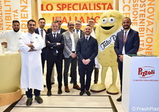 Foto di gruppo allo stand Pizzoli, lo specialista italiano delle patate. Anche la mascotte Tato Patato ha voluto partecipare.