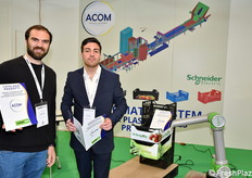 ACOM Packaging produce impianti automatici per produttori di casse in plastica per l'ortofrutta. Da sinistra: Luca Tencati Corino della Schneider Electric, che si occupa del software, e Andrea Rosario Capaldi.
