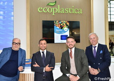 Allo stand Ecoplastica, da sinistra: Luigi Marrazzo, Roberto De Giovanni, Marco De Giovanni e Domenico Monteleone.