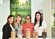 F.I.P.P.O. è la Federazione Italiana Produttori Piante Officinali. Da sinistra: Luciana Carbotti dell'azienda Tamer Masseria, Valentina Fuoco (vicepresidente F.I.P.P.O.), Isanella Piu dell'azienda Dharmika e Francesca Tibaldo (F.I.P.P.O.).