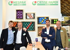 Nello stand Ciesse Paper / Nespak, da sinistra: Luca Ottavi (Nespak), Marco Martignoni (Ciesse Paper), Antonio Giorgianni (Nespak) e Lorenzo Govi (Ciesse Paper).