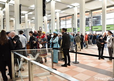 L'affluenza ai tornelli di ingresso alla fiera. Si poteva notare la presenza consistente di visitatori esteri.