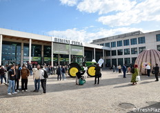 Nel piazzale davanti all'ingresso, quest'anno dominavano un trattore e un gonfiabile a forma di melone dell'azienda  Strafrutta.