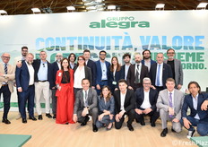 L'affollato stand del Gruppo Alegra: in posa come due squadre di calcio insieme!