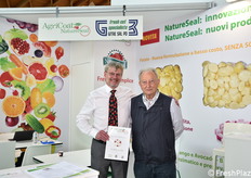 AgriCoat NatureSeal fornisce tecnologie per aumentare la shelf life dei prodotti di IV gamma. Da sinistra: Simon P. Matthews (general manager) e Giovanni Zaggia (distributore per l'Italia da 23 anni).