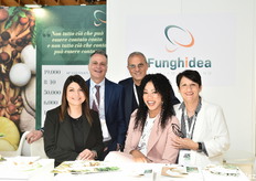 Nello stand Funghidea, da sinistra: Monica Cappella, Emanuele Sogus, Mario Mattozzi, Jennifer Adegori e Simona Ficarra.