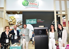 In rappresentanza della OP Funghi di Treviso, da sinistra: Michela Pinci (commerciale), Giorgio Grespan (vice presidente), Romeo Fuser (presidente), Maddalena Fuser (produttrice) e Marta Fuser (commerciale).