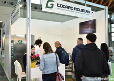 Visitatori allo stand della Codaro Industry, che fornisce macchinari industriali per erbe officinali e aromatiche.