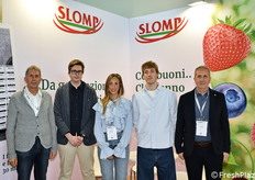 L'azienda familiare  Slomp produce piccoli frutti e ciliegie in Trentino. Da sinistra: Ivano, Filippo, Tamara, Nicola e Stefano Slomp.