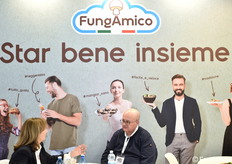 Nello stand FungAmico, la presidente Nadia Massarenti a colloquio con un cliente.