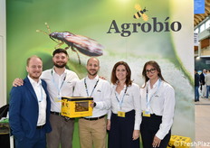 Il team di Agrobio Italia, con i loro bombi impollinatori.