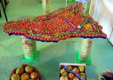 La Sicilia rappresentata da una composizione di pomodori e ortaggi