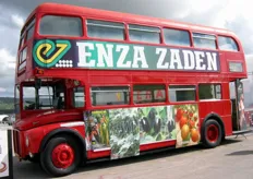 L'azienda sementiera Enza Zaden si è presentata con un vecchio autobus inglese a due piani.