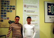 Stand di Koppert, specialista nelle soluzioni biologiche per l'agricoltura come lotta biologica, impollinazione naturale, trappole cromotropiche per insetti e altri prodotti. Nella foto: Giuseppe Busacca e Salvatore Di Bona. Koppert è tra i vincitori del Grappolo D'Oro di quest'anno (vedi articolo sul numero di FreshPlaza di gio. 5 aprile 2007)