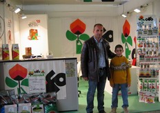 Stand Cifo. Nella foto: Giuseppe Vivera insieme a una simpatica mascotte della manifestazione.