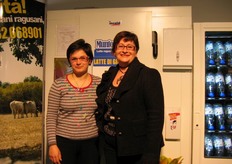 "Curiosità - "Munto a Punto" è l'iniziativa della cooperativa agricola Progetto Natura per distribuire latte fresco attraverso appositi distributori automatici collocati in luoghi pubblici strategici, come piazze e vie di passaggio in alcuni centri del ragusano. Nella foto: Daniela Tumino e Giovanna Brugaletta."