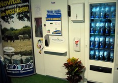 Il distributore automatico - realizzato da un'azienda bresciana - contiene 300 litri di latte fresco, che viene ricambiato tutti i giorni.