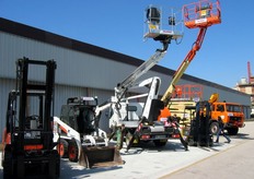 Esposizione di alcuni macchinari nello spazio esterno.