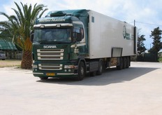 Il camion della compagnia olandese, in attesa del suo prezioso carico, nel piazzale antistante al magazzino. Tutta la merce sarà ricontrollata in Olanda, prima di arrivare alla sua meta finale in Inghilterra. Greenery UK compra la produzione di SIS per Sainsbury's in Gran Bretagna.