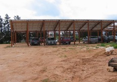 Ci avviciniamo a questo porticato per le automobili con molta curiosità, per scoprire che...