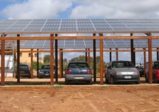 "... si tratta di pannelli solari! L'azienda li ha installati solo pochi mesi fa. Carmelo Cavallo ci dice: "Siamo orgogliosi di questa scelta da parte della direzione aziendale. E' un segno della volontà di stare al passo con i tempi e di guardare alla sostenibilità ambientale. L'impianto ci fornisce tutta l'energia di cui abbiamo bisogno e voi siete i primi a fotografarlo. Speriamo che serva ad esempio, perché anche altre aziende ci seguano in questa direzione."