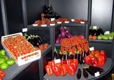Una delle accattivanti composizioni di pomodori e ortaggi all'interno dello stand della de Ruiter Sementi.