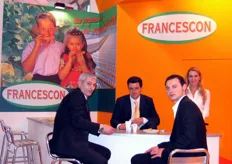 Un ospite si trattiene con Bruno Francescon (al centro) e Mauro Boselli (a destra) presso lo stand della Francescon.