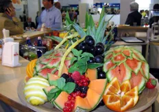 Frutta artisticamente intagliata presso lo stand della Orogel.