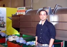 Ruggero Ricci della RG posa di fronte al macchinario proposto dall'azienda per il lavaggio di carote e patate.
