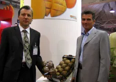 Franco Nipoti e Maurizio Montanari (Spreafico) mostrano una confezione e una cassetta di pere Angélys.