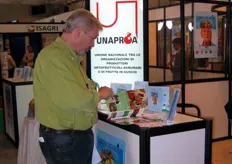 Un visitatore sfoglia con interesse il materiale informativo presso lo stand della Unaproa.
