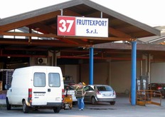 Dettaglio di una tettoia. Negli spazi posteriori agli stand dei grossisti possono essere effettuate operazioni di carico solo per automezzi di portata inferiore a 30 quintali.