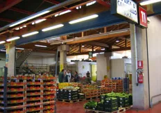 Lo stand del grossista De Luca & Campitiello, specializzato in agrumi, fragole, uva, meloni, finocchi, cavolfiori, asparagi, carciofi, lattughe ed indivie in genere, bietole e cime di rapa.