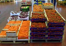 Tra i prodotti nella foto si distinguono insalate, radicchi rossi, pomodori S. Marzano, carote e ciliegini a grappolo .