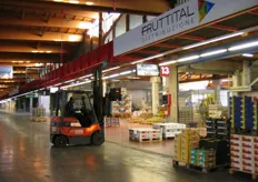 Un carrello all'opera presso lo stand di Fruttital Distribuzione, un grossista specializzato in banane, frutta esotica, primizie e varie tipologie di frutta e ortaggi, anche d'importazione.